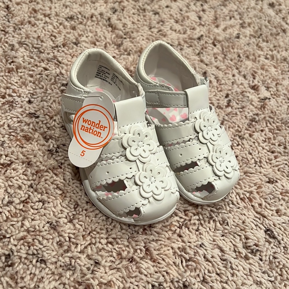 NWT Toddler girl’s flower sandals size 5 🤍